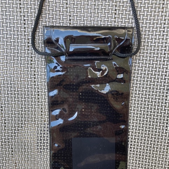 ⚜️Black Waterproof Electronics Crossbody Pouch! - Picture 6 of 6